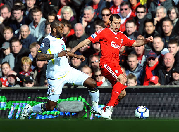 他在接受采 他在接受采